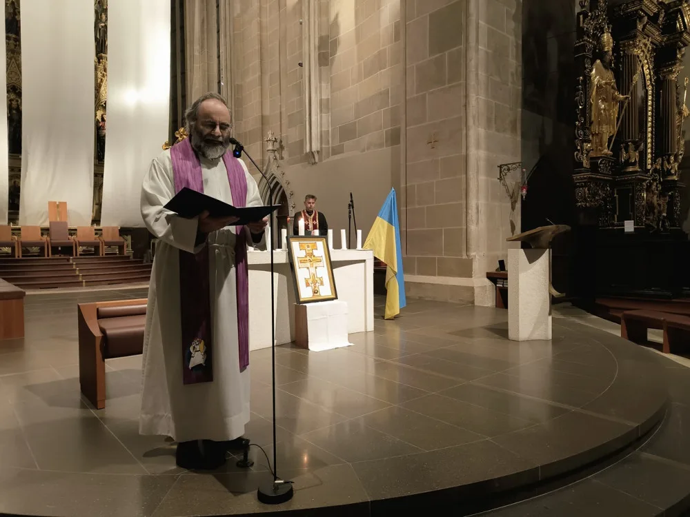Zaplněná katedrála sv. Bartoloměje v Plzni se modlila za Ukrajinu, dorazili lidé všech generací