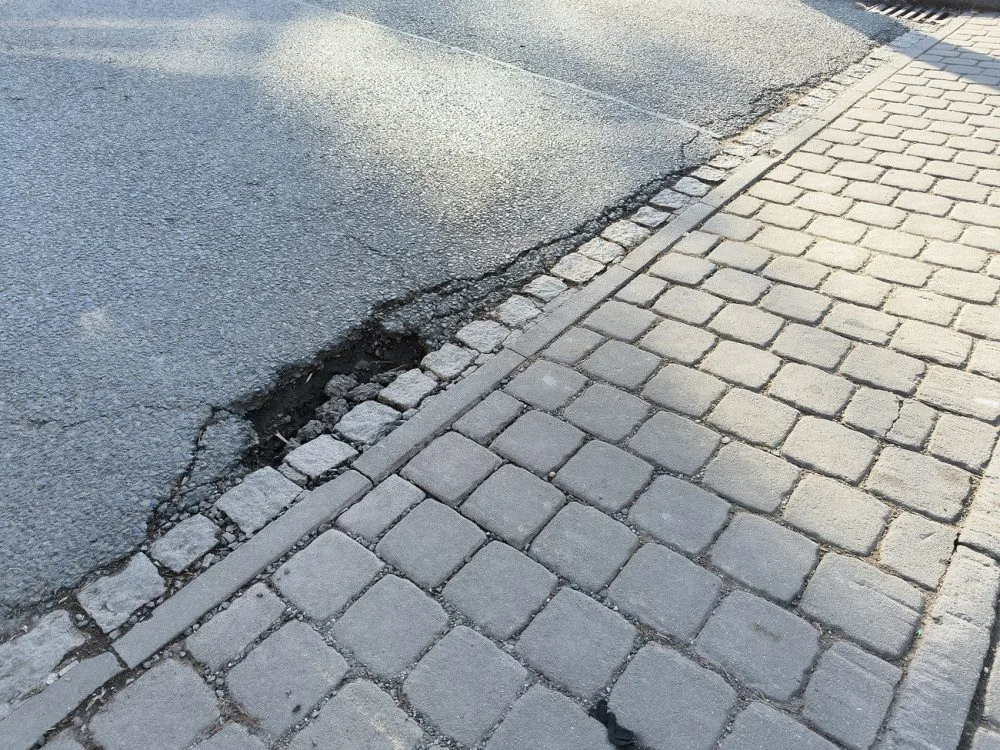Výkyvy teplot během zimy napáchaly na silnicích více škod, výtluky trápí jindy dobré krajské silnice
