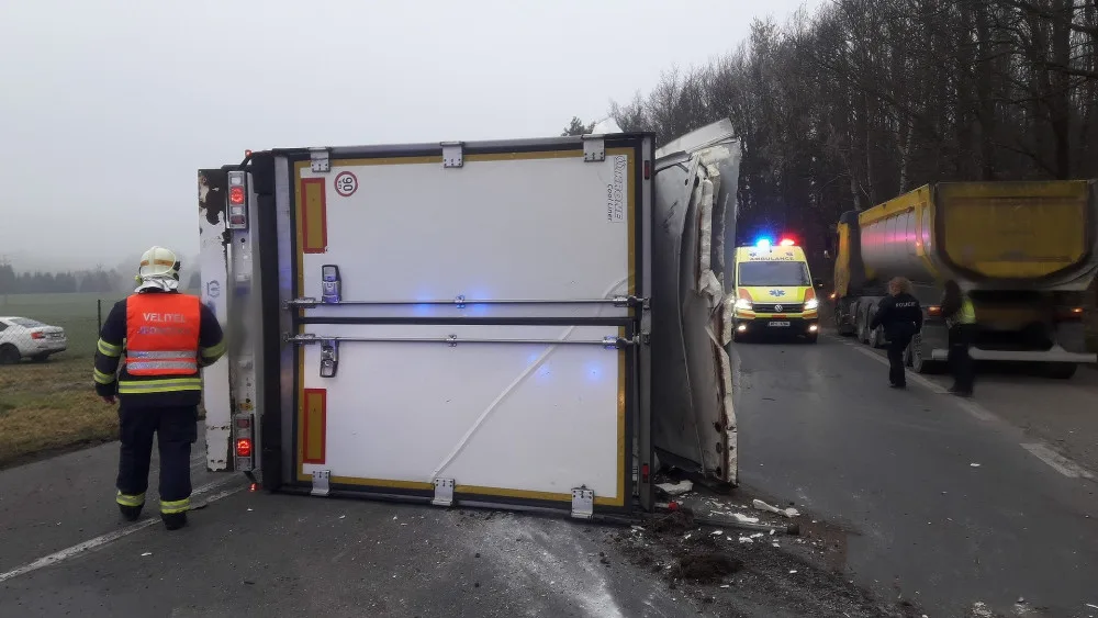 Na bok se převrátil kamion s návěsem převážející náklad masa. Řidič havarovaného vozidla utrpěl zranění