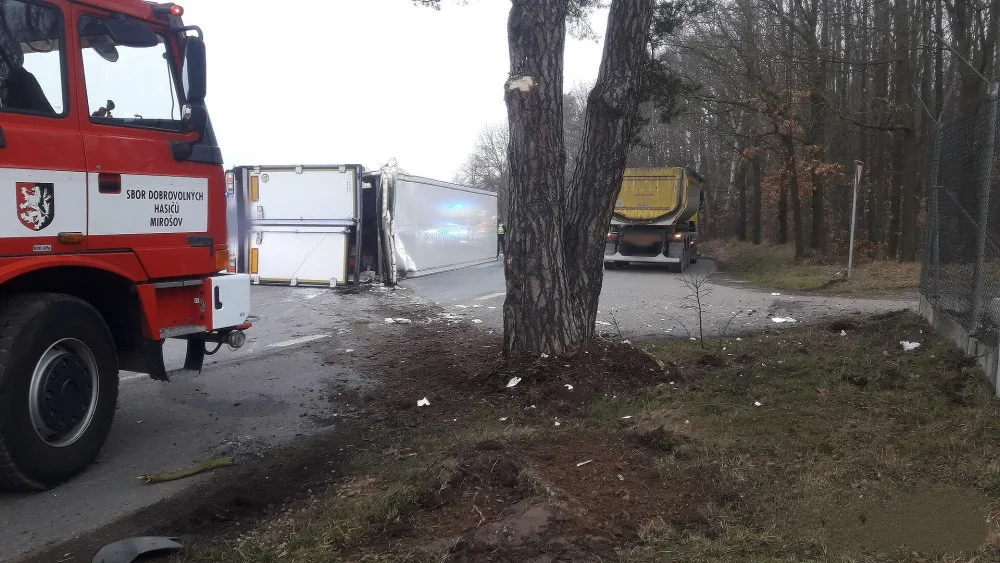 Na bok se převrátil kamion s návěsem převážející náklad masa. Řidič havarovaného vozidla utrpěl zranění