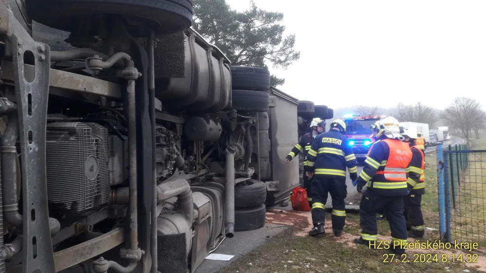 Na bok se převrátil kamion s návěsem převážející náklad masa. Řidič havarovaného vozidla utrpěl zranění