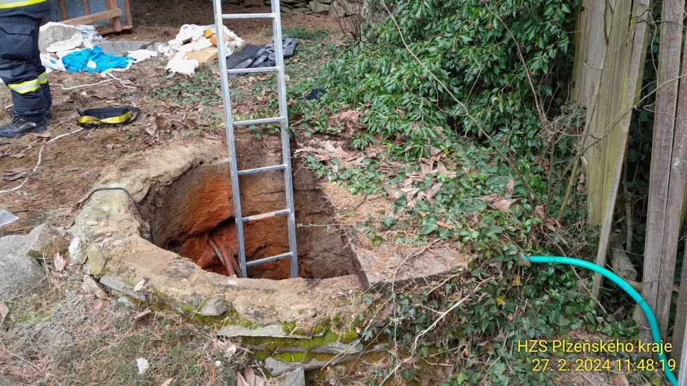 Senior spadl do hluboké studny a byl po prsa v ledové vodě, vysvobodit ho museli hasiči