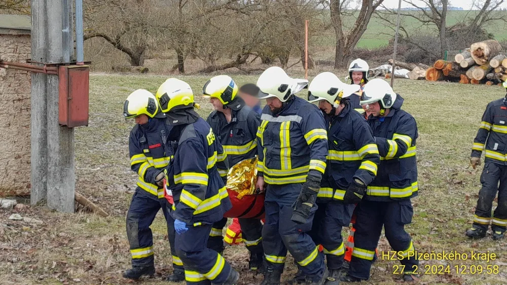 Senior spadl do hluboké studny a byl po prsa v ledové vodě, vysvobodit ho museli hasiči