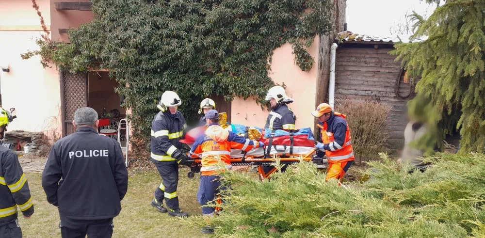 Senior spadl do hluboké studny a byl po prsa v ledové vodě, vysvobodit ho museli hasiči