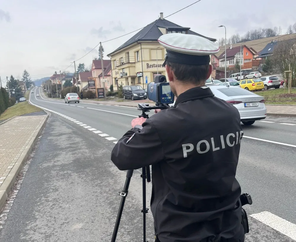 Policisté si posvítili na rychle jedoucí motoristy. Celkem 102 řidičů překročilo povolenou rychlost