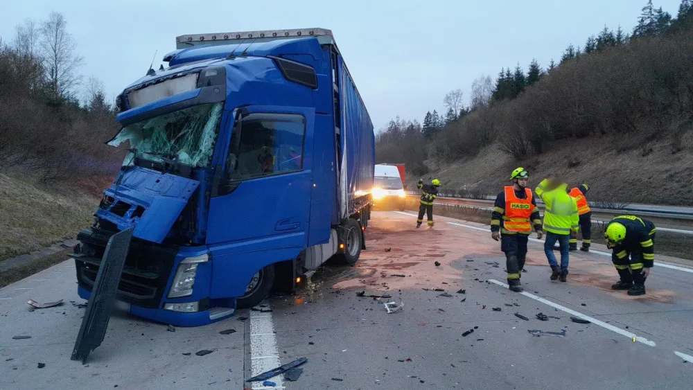 Řidič kamionu usnul za jízdy na dálnici D5. Narazil do návěsu kamionu, který jel před ním