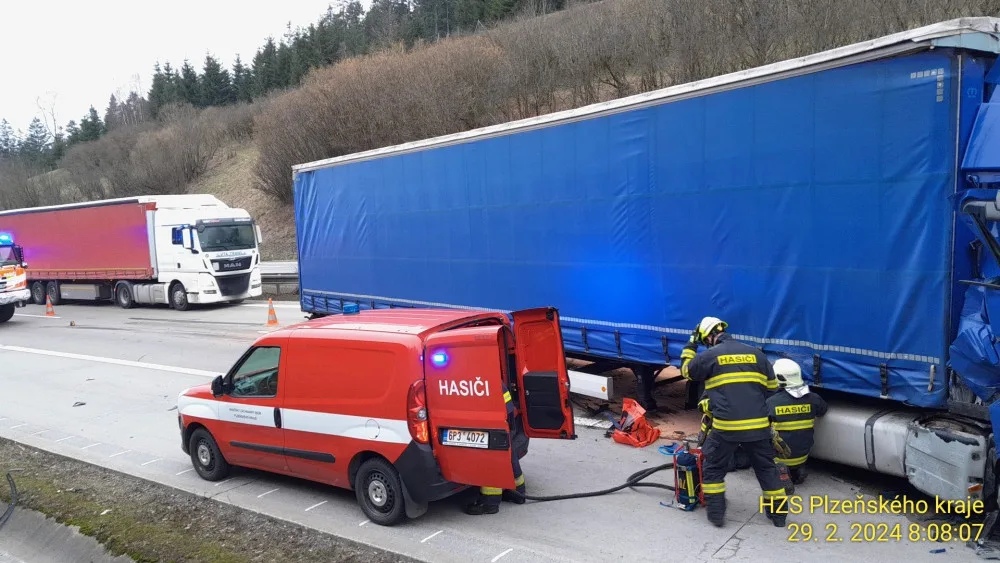 Řidič kamionu usnul za jízdy na dálnici D5. Narazil do návěsu kamionu, který jel před ním