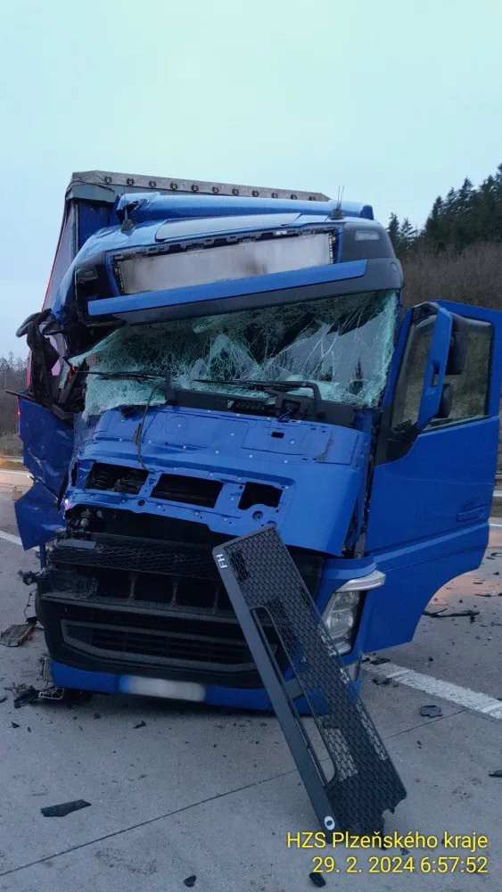 Řidič kamionu usnul za jízdy na dálnici D5. Narazil do návěsu kamionu, který jel před ním