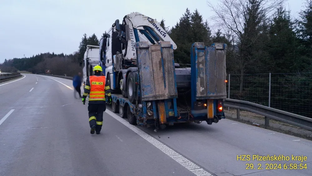Řidič kamionu usnul za jízdy na dálnici D5. Narazil do návěsu kamionu, který jel před ním