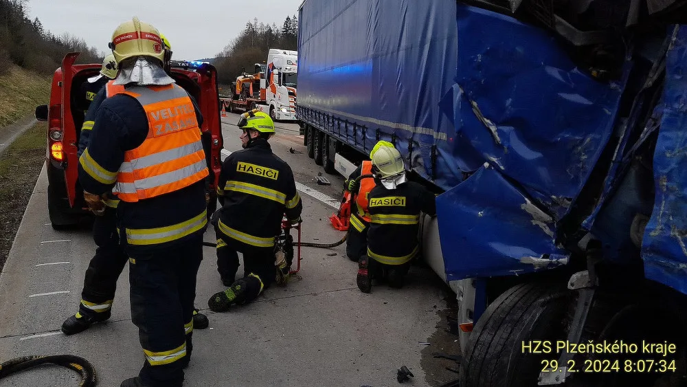 Řidič kamionu usnul za jízdy na dálnici D5. Narazil do návěsu kamionu, který jel před ním