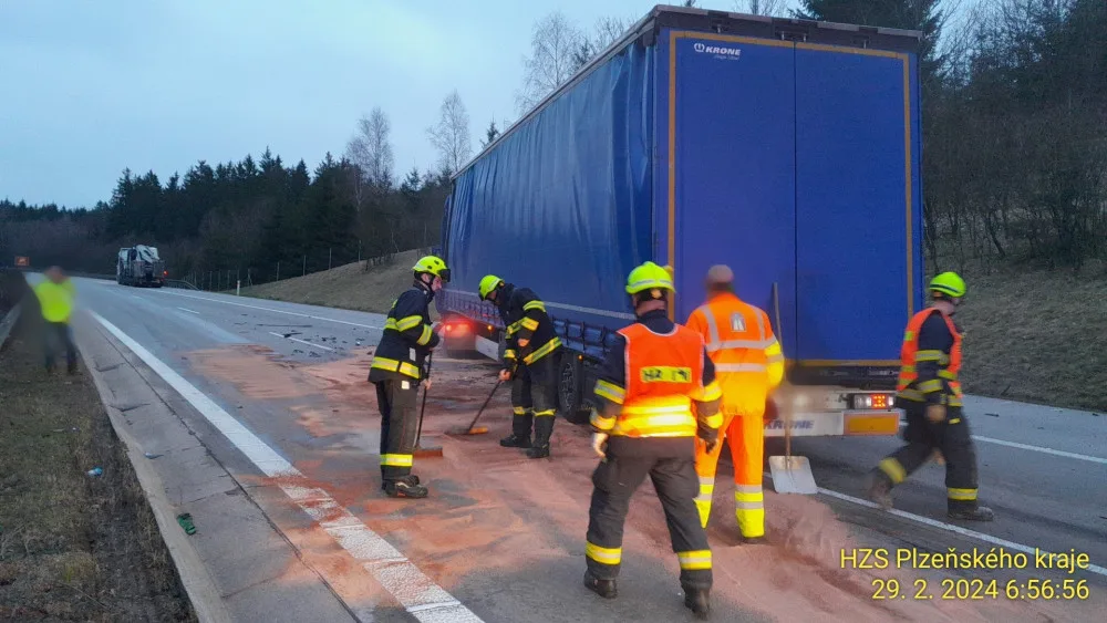 Řidič kamionu usnul za jízdy na dálnici D5. Narazil do návěsu kamionu, který jel před ním