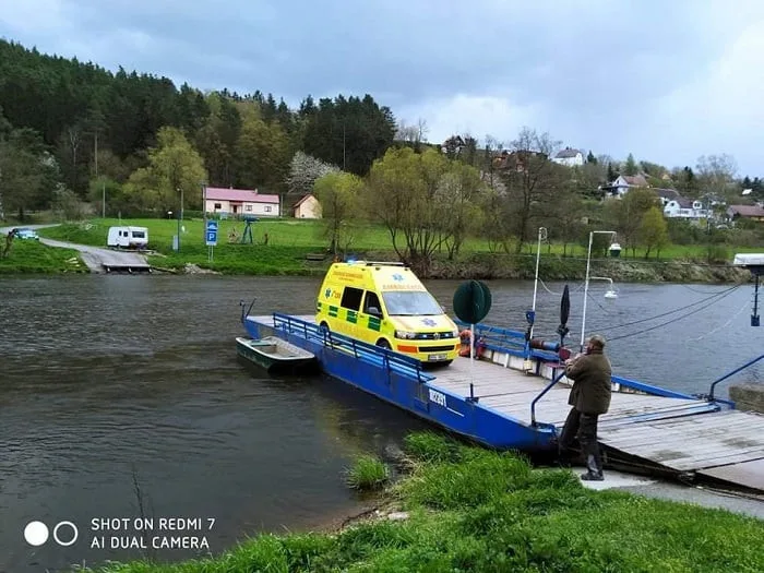Slavný přívoz přes Berounku v Darové je v provozu celoročně. Převeze dva osobáky nebo auto do osmi tun