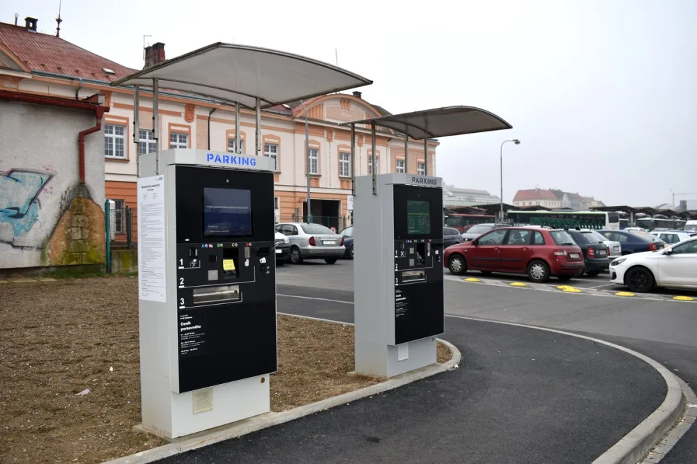 Bezplatnému parkování pod autobusovým nádražím odzvonilo. Nově tam začíná platit systém P+G