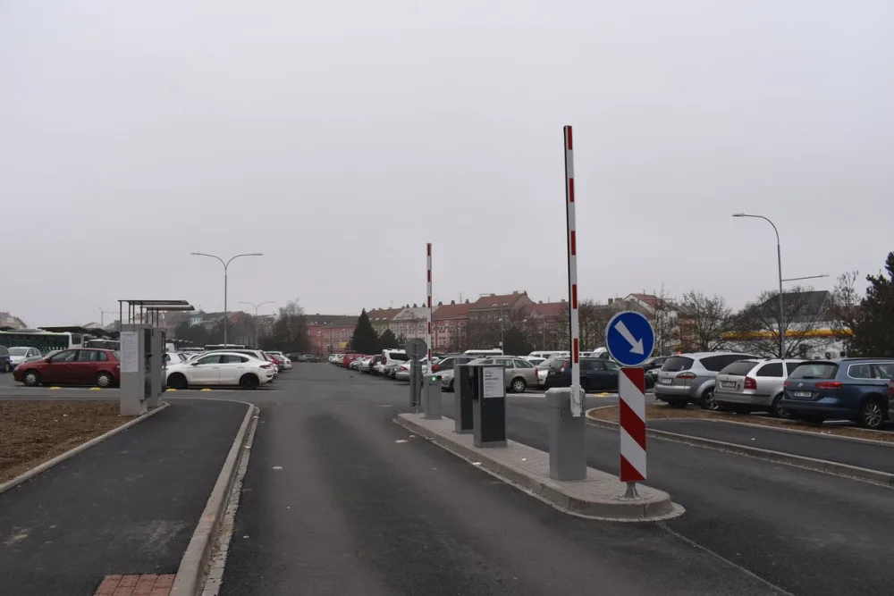 Bezplatnému parkování pod autobusovým nádražím odzvonilo. Nově tam začíná platit systém P+G