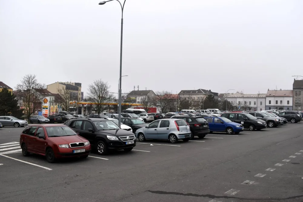 Bezplatnému parkování pod autobusovým nádražím odzvonilo. Nově tam začíná platit systém P+G