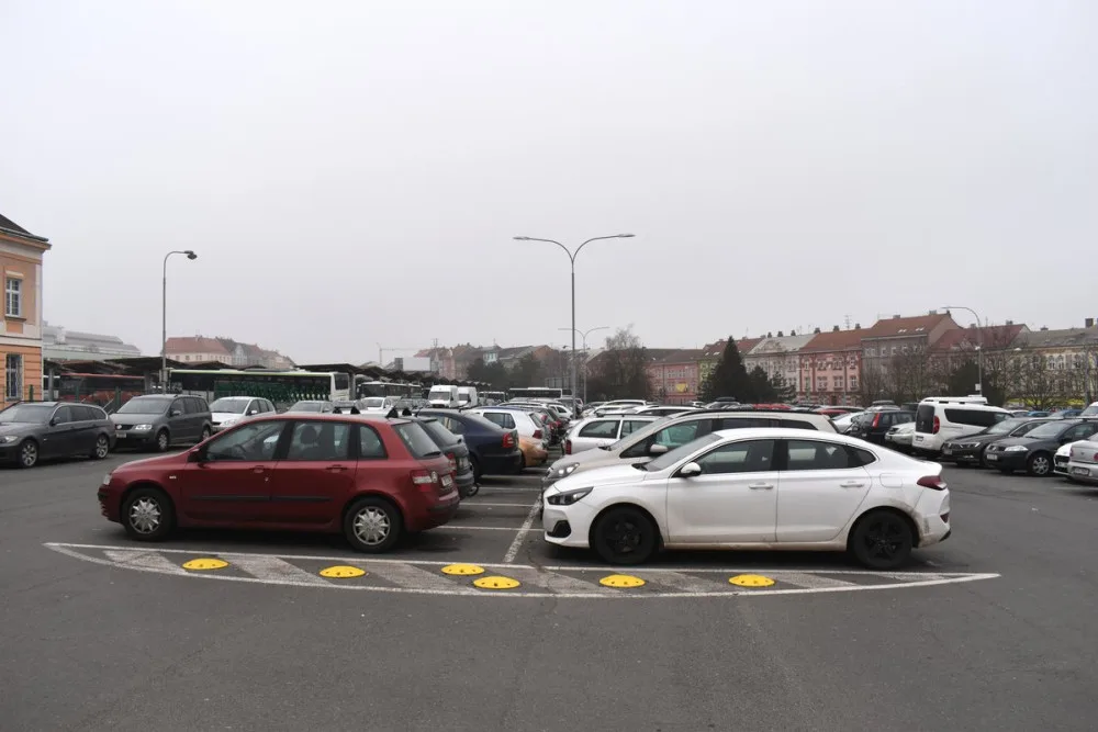Bezplatnému parkování pod autobusovým nádražím odzvonilo. Nově tam začíná platit systém P+G
