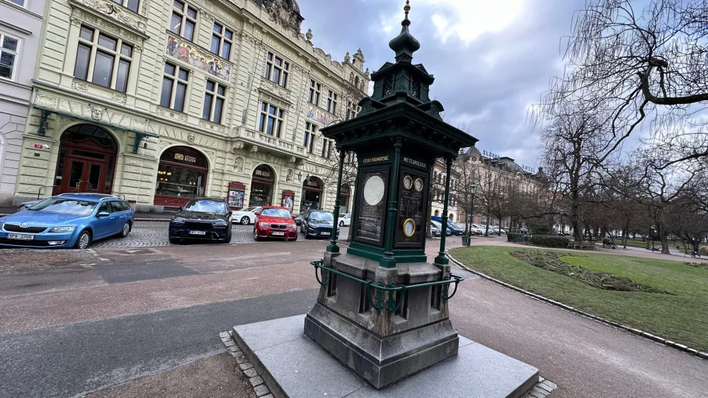 Secesní meteorologický kiosek dodnes předpovídá počasí. Překvapí vás, kolik má dalších užitečných funkcí