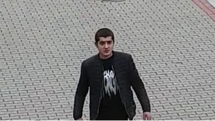 Zatím neznámý surovec zbil dítě pěstí na tramvajové zastávce. Policie teď pátrá po jeho totožnosti