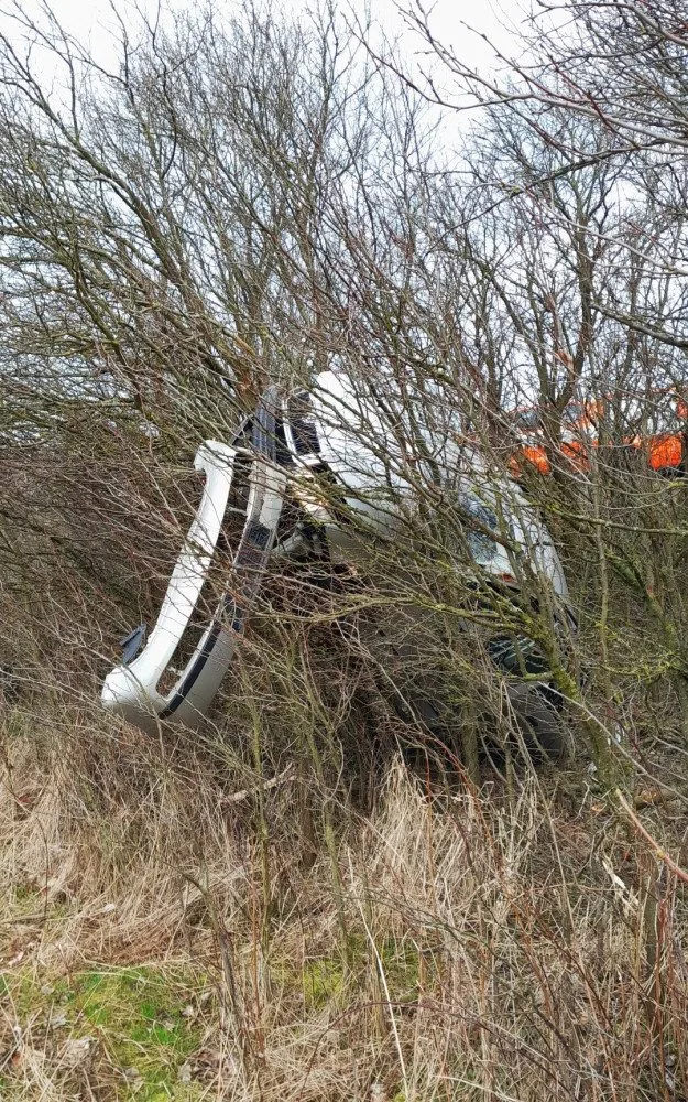 Tento automobil se při jiné nehodě doslova napíchl na strom