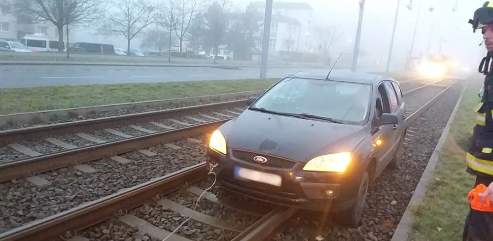 V tramvajovém kolejišti uvízl v minulosti nejeden řidič.