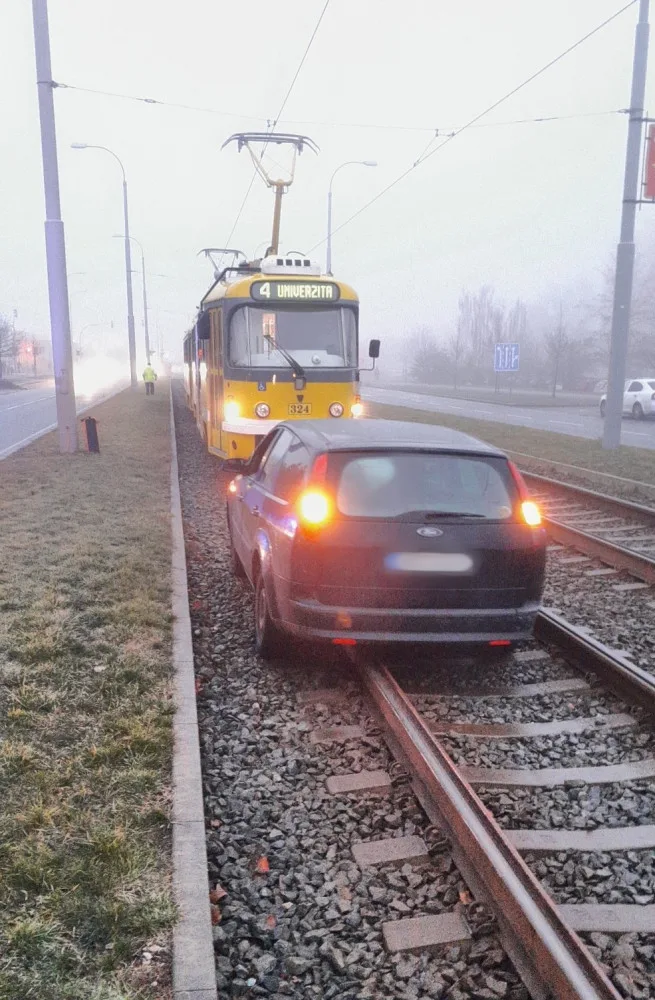 V tramvajovém kolejišti uvízl v minulosti nejeden řidič.