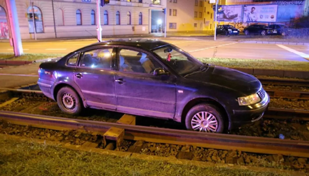 V tramvajovém kolejišti uvízl v minulosti nejeden řidič.