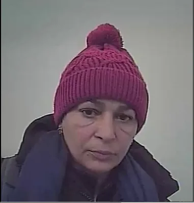 Seniorku s chodítkem okradli nedaleko obchodu, policie by ráda hovořila s ženou na fotografiích