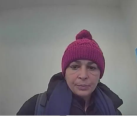 Seniorku s chodítkem okradli nedaleko obchodu, policie by ráda hovořila s ženou na fotografiích