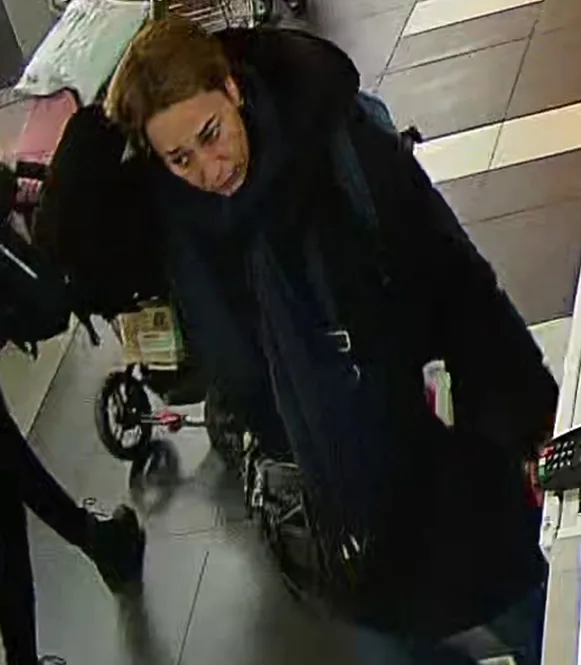 Seniorku s chodítkem okradli nedaleko obchodu, policie by ráda hovořila s ženou na fotografiích