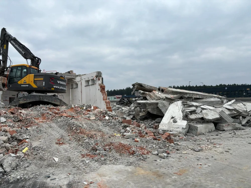 Ikonickou celnici na dálničním přechodu Rozvadov začaly demolovat bagry. Rozšíří se odpočívka pro vozidla