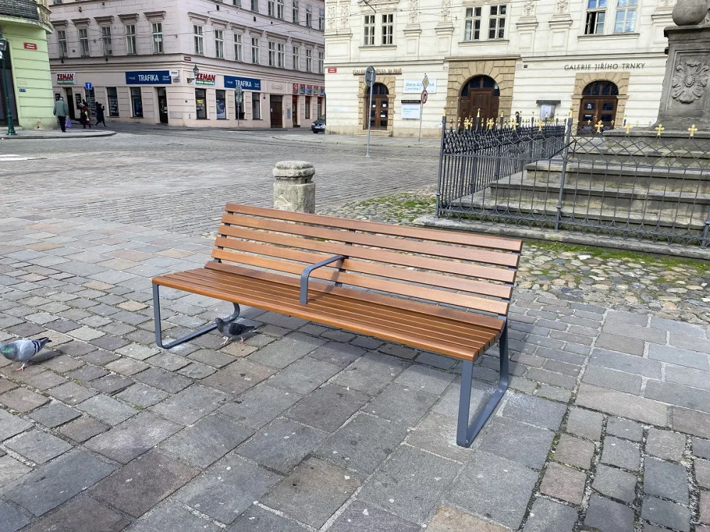Na nových lavičkách se moc spát nedá a nejdou ani přemístit. Město mění i odpadkové koše