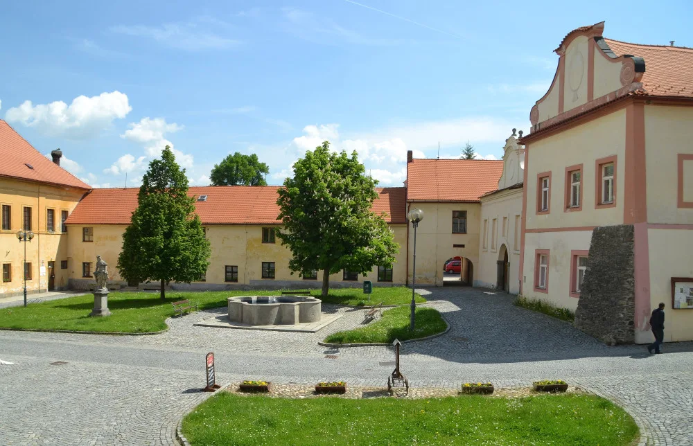 Horažďovice, zámecký areál, východní část od západu (foto S. Plešmíd)