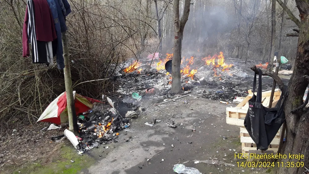 Při explozi v táboře bezdomovců utrpěla žena rozsáhlé popáleniny na 60 procentech těla a je v kritickém stavu