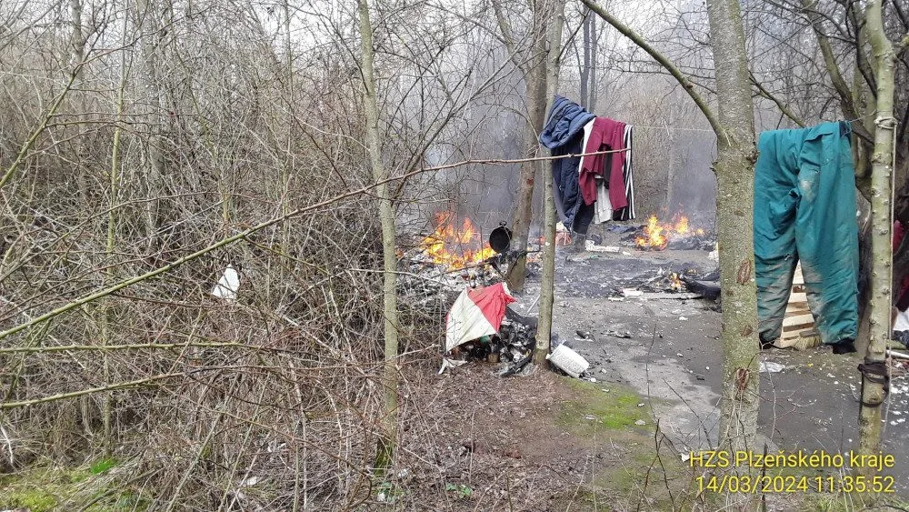 Při explozi v táboře bezdomovců utrpěla žena rozsáhlé popáleniny na 60 procentech těla a je v kritickém stavu
