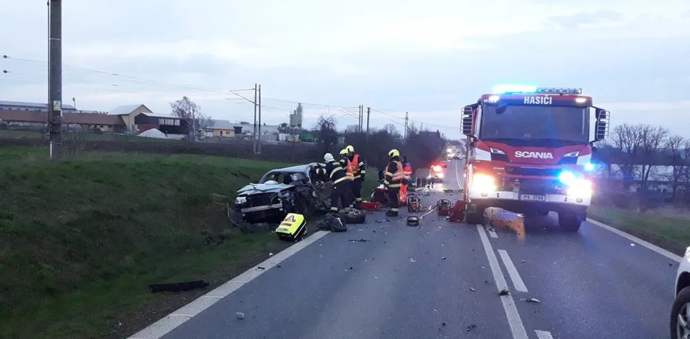 Hromadná nehoda čtyř aut si vyžádala několik zraněných, záchranáři převezli do nemocnice i jednoho kojence