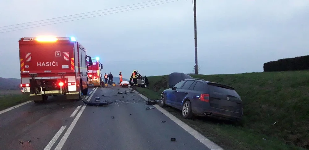 Hromadná nehoda čtyř aut si vyžádala několik zraněných, záchranáři převezli do nemocnice i jednoho kojence