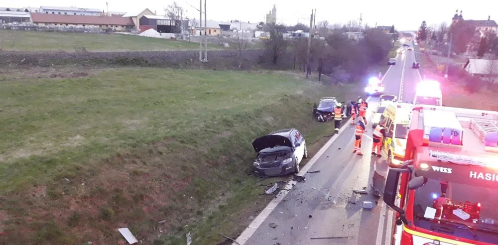 Hromadná nehoda čtyř aut si vyžádala několik zraněných, záchranáři převezli do nemocnice i jednoho kojence