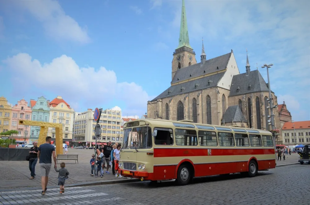 Před 95 lety vyjely v Plzni na pravidelných linkách první autobusy, tramvaje letos oslaví dokonce 125 let provozu