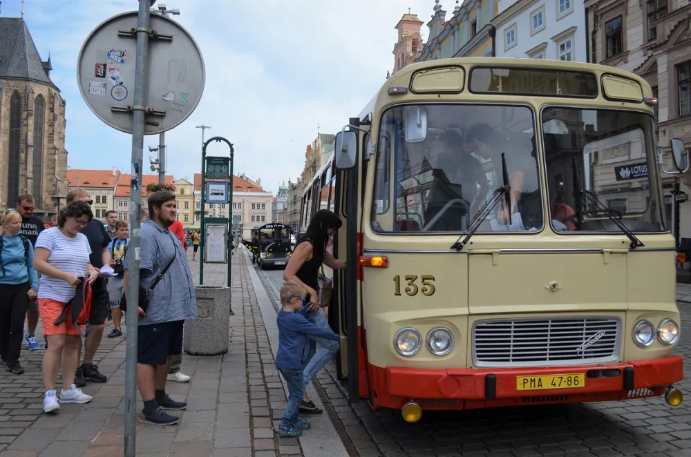 Před 95 lety vyjely v Plzni na pravidelných linkách první autobusy, tramvaje letos oslaví dokonce 125 let provozu