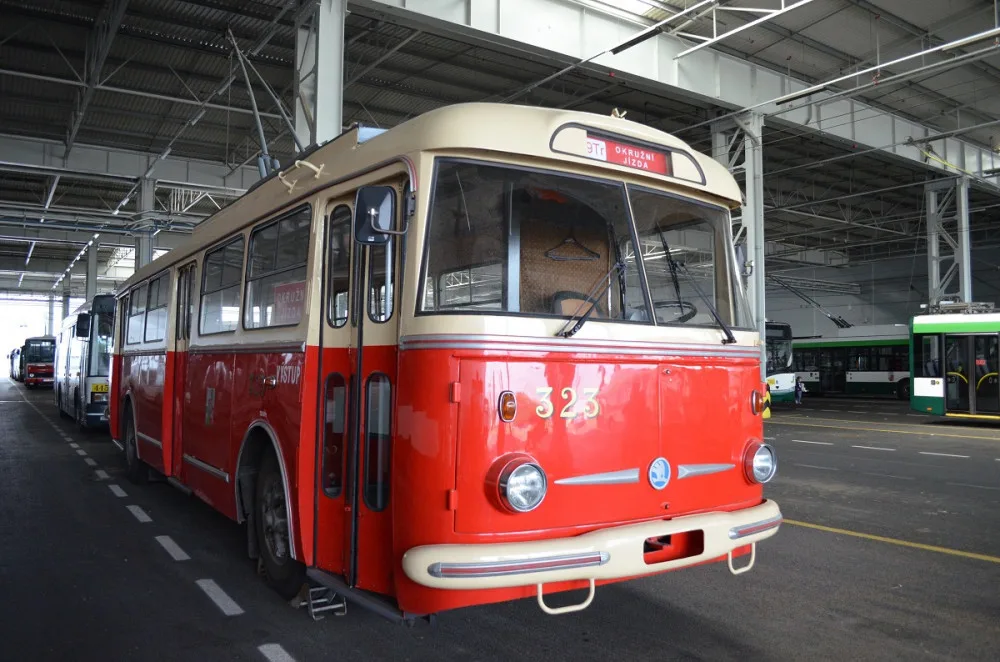 Před 95 lety vyjely v Plzni na pravidelných linkách první autobusy, tramvaje letos oslaví dokonce 125 let provozu