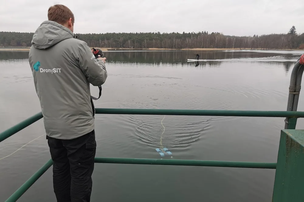 Dronaři z Plzně zdaleka nevládnou jen obloze, teď podnikli speciální misi s ponorkou pod hladinou Boleváku