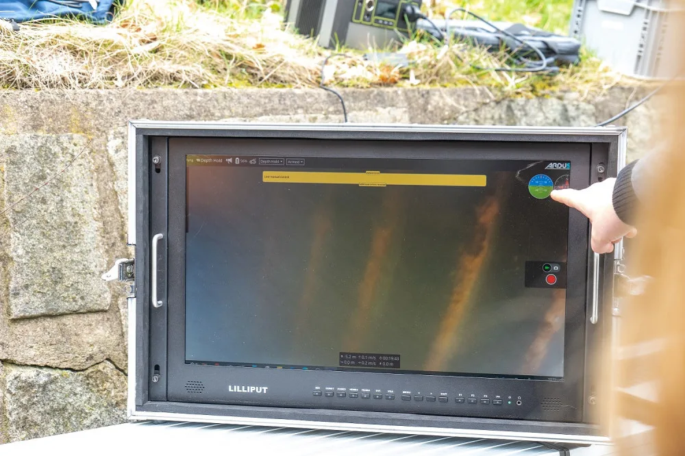 Dronaři z Plzně zdaleka nevládnou jen obloze, teď podnikli speciální misi s ponorkou pod hladinou Boleváku