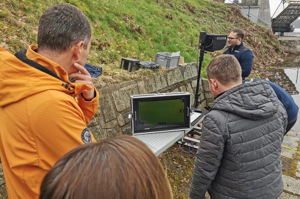 Dronaři z Plzně zdaleka nevládnou jen obloze, teď podnikli speciální misi s ponorkou pod hladinou Boleváku
