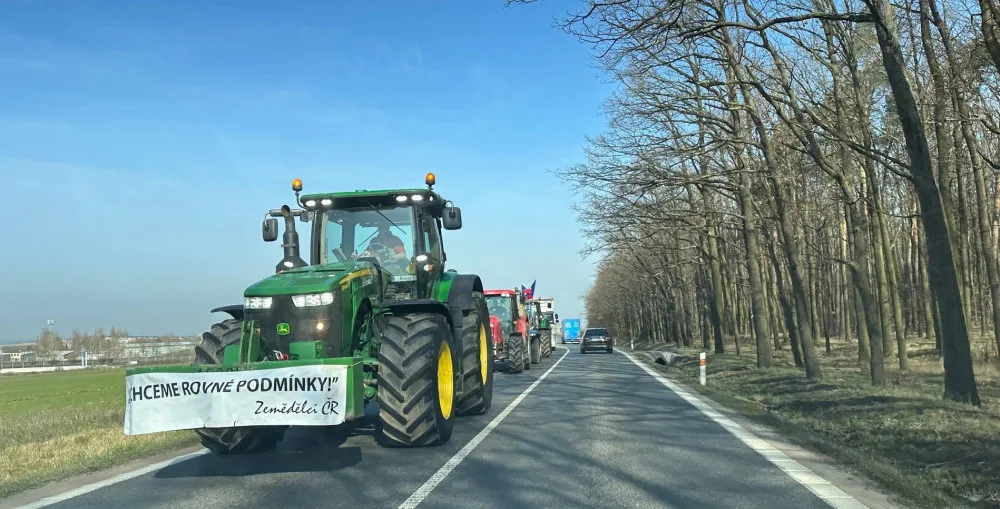 Farmáři z Plzeňska opět vyjeli na hlavní tahy na protest proti agrární politice a pomalou jízdou blokovali dopravu
