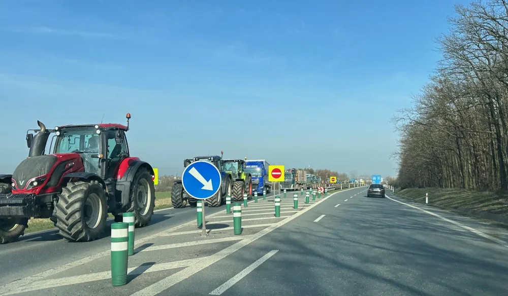 Farmáři z Plzeňska opět vyjeli na hlavní tahy na protest proti agrární politice a pomalou jízdou blokovali dopravu