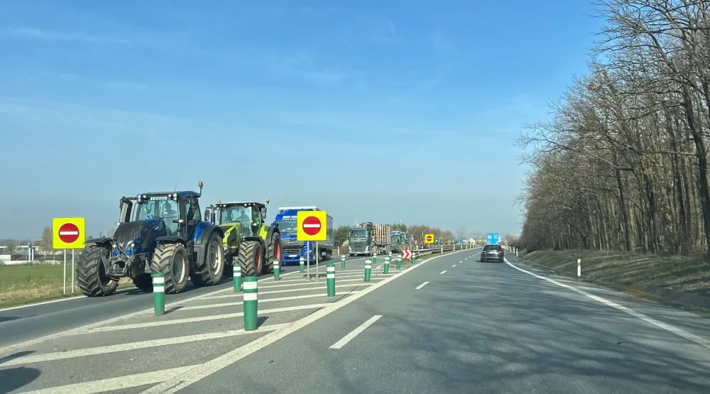 Farmáři z Plzeňska opět vyjeli na hlavní tahy na protest proti agrární politice a pomalou jízdou blokovali dopravu