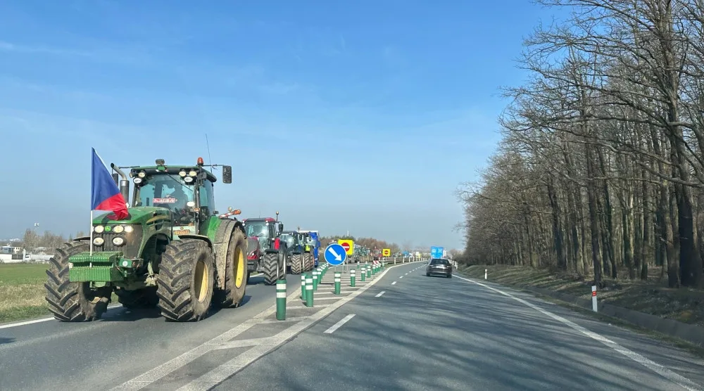 Farmáři z Plzeňska opět vyjeli na hlavní tahy na protest proti agrární politice a pomalou jízdou blokovali dopravu