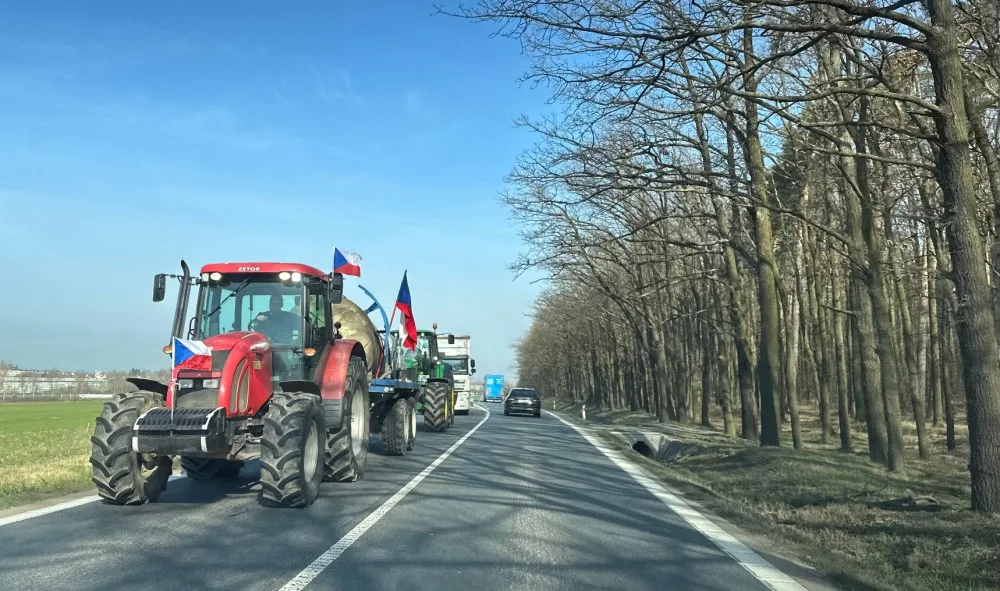 Farmáři z Plzeňska opět vyjeli na hlavní tahy na protest proti agrární politice a pomalou jízdou blokovali dopravu