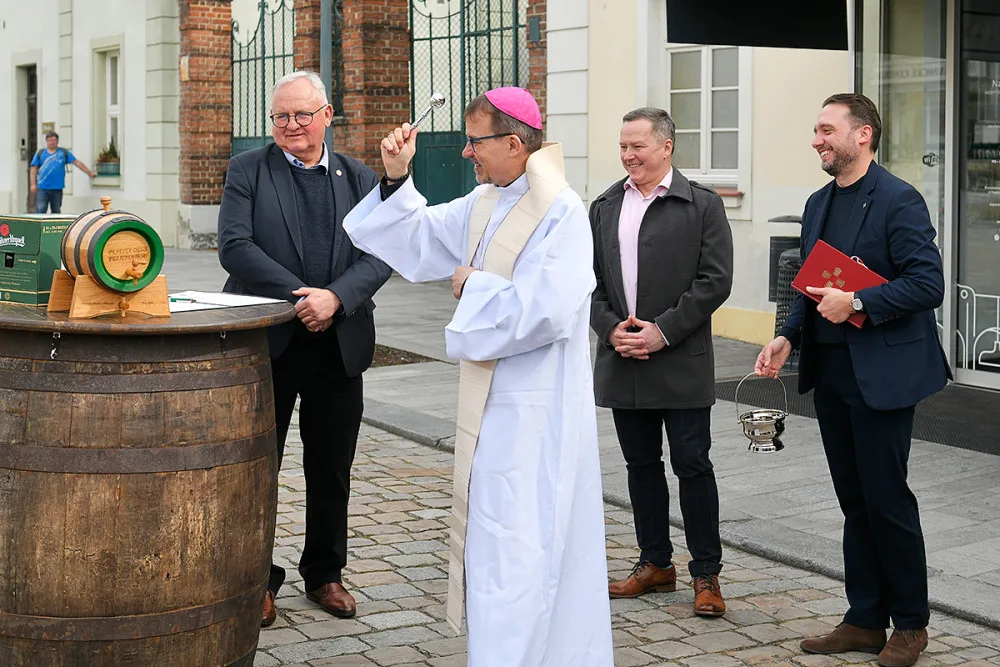 Požehnaná várka velikonočního piva pro papeže odjela z plzeňského pivovaru do Vatikánu