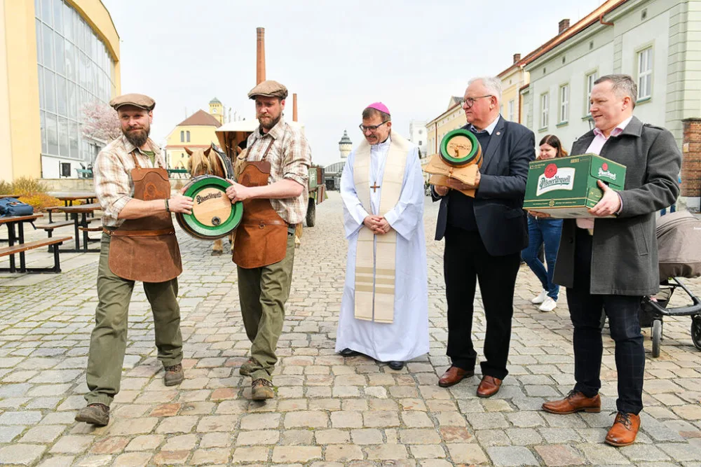 Do Vatikánu odjela z plzeňského pivovaru požehnaná várka velikonočního piva pro papeže